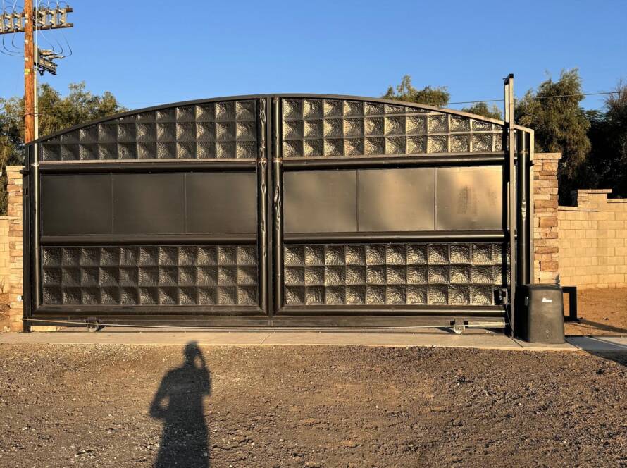24/7 electric gate repair in Riverside